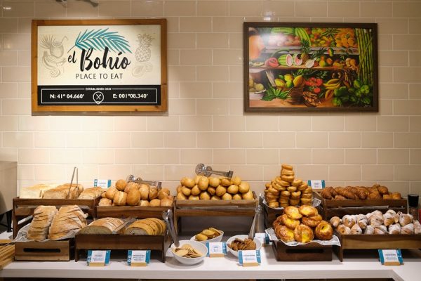 Desayuno buffet en apartamentos céntricos en Salou cerca de PortAventura