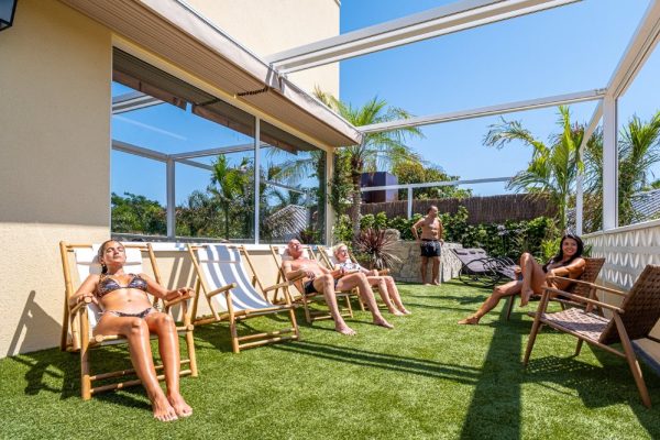 Descansa al sol en el solárium del spa en camping cercano a apartamentos en Salou